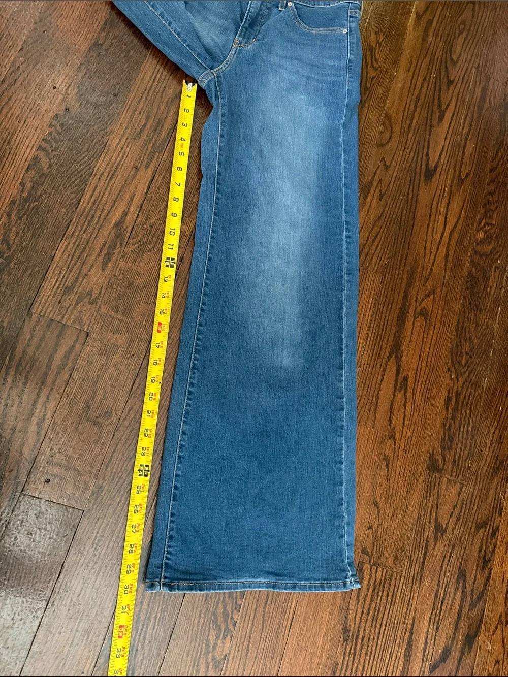 Levi’s 318 shaping Wide Leg Women’s Jeans in Medium Blue size 29